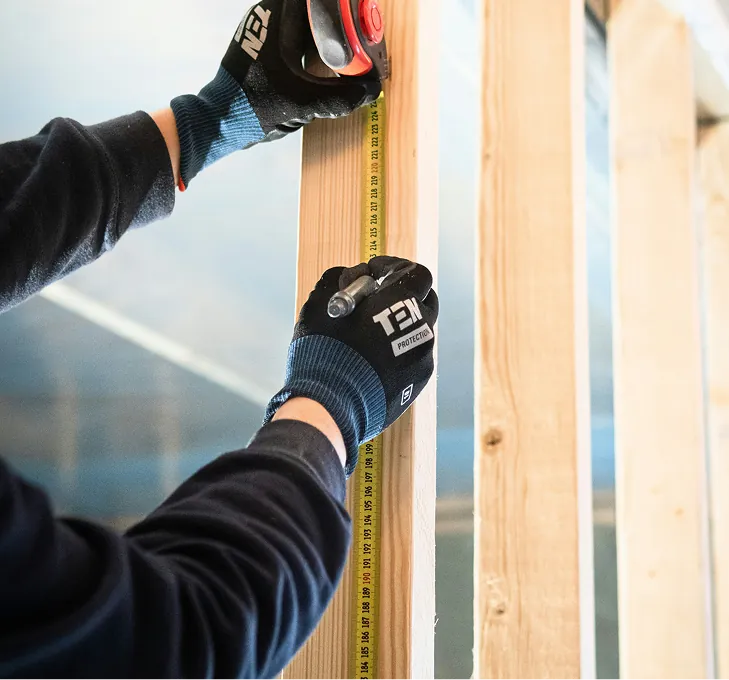 Baustelle mit Kran und Rohbau